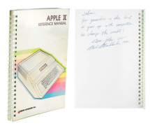苹果前 CEO 乔布斯亲笔签名的 Apple II 手册最终拍卖价格约 511.86 万元，皮夹克拍了 43.2 万元
